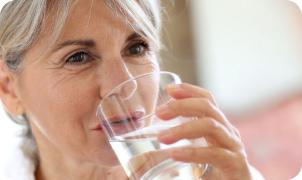 Femme de l'Eau Potable