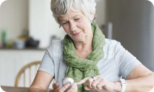 Woman holding the OneTouch Verio® Reflect Meter