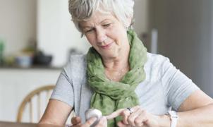 Woman holding the OneTouch Verio® Reflect Meter