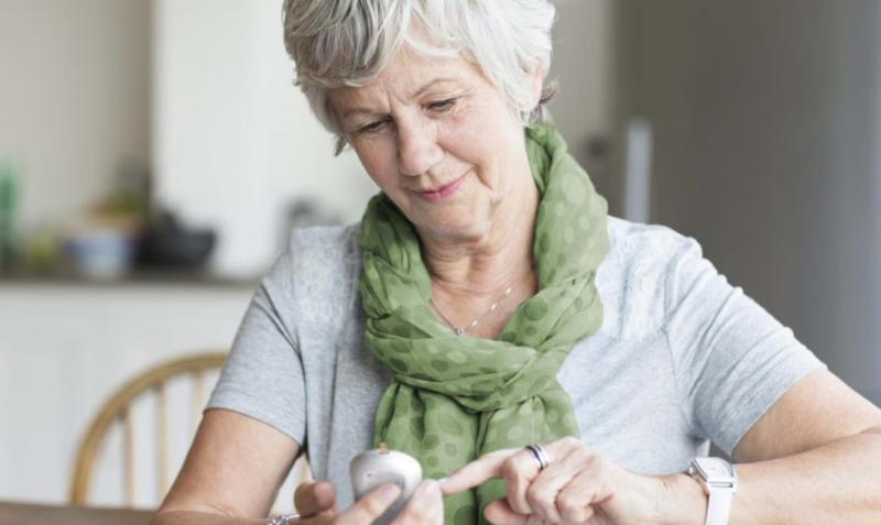 Woman holding the OneTouch Verio® Reflect Meter