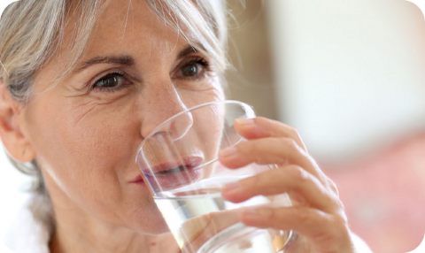 Femme de l'Eau Potable